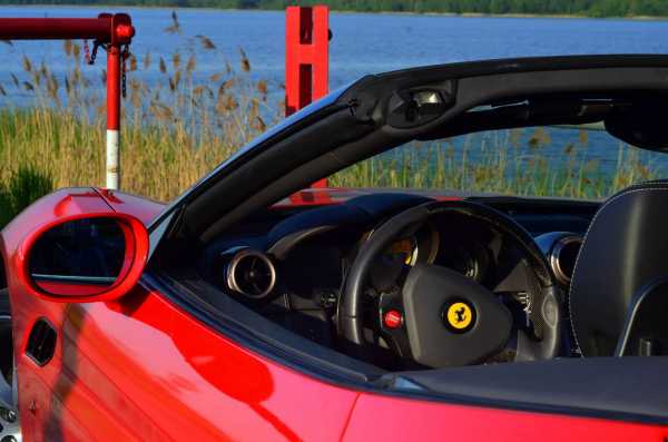 Samochód sportowy Ferrari California do wypożyczenia