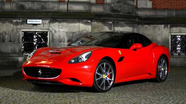 Samochód sportowy Ferrari California do wypożyczenia