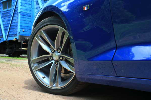 Samochód sportowy Chevrolet Camaro RS do wypożyczenia