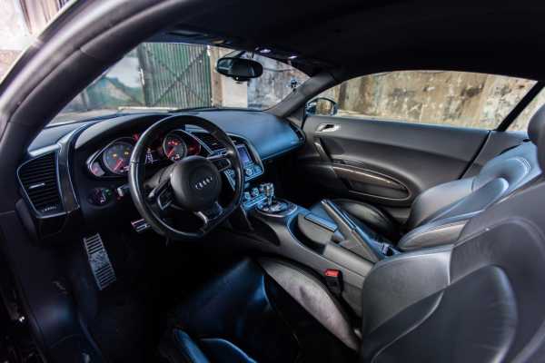 Samochód sportowy Audi R8 V8 do wypożyczenia