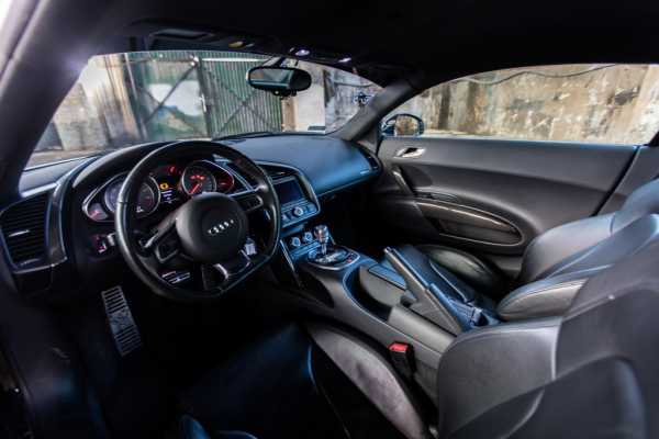 Samochód sportowy Audi R8 v10 Spyder do wypożyczenia