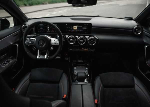 Luksusowy samochód sportowy Mercedes A45 S AMG do wypożyczenia