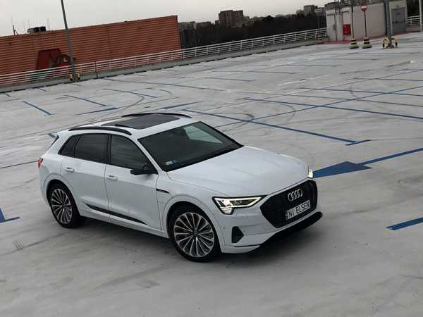 Samochód Audi e tron do wypożyczenia