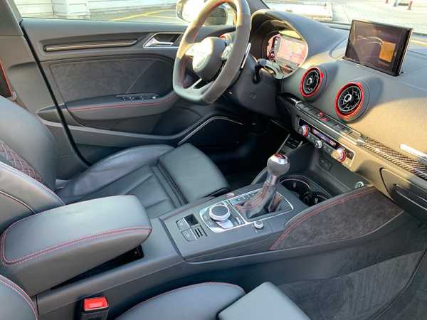  Samochód sportowy Audi RS3 Limousine Quattro S Tronic do wypożyczenia