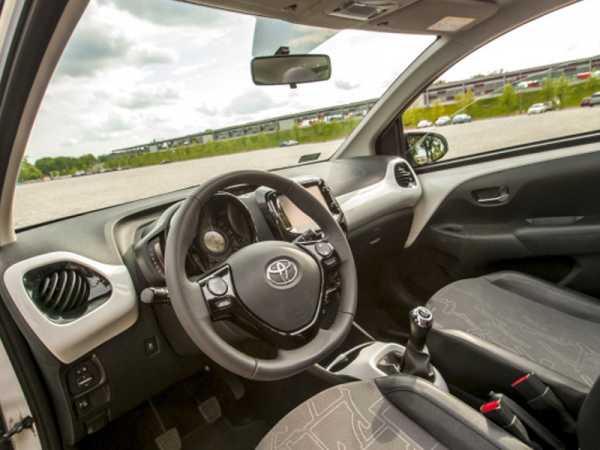 Samochód osobowy Toyota Aygo X-play do wypożyczenia