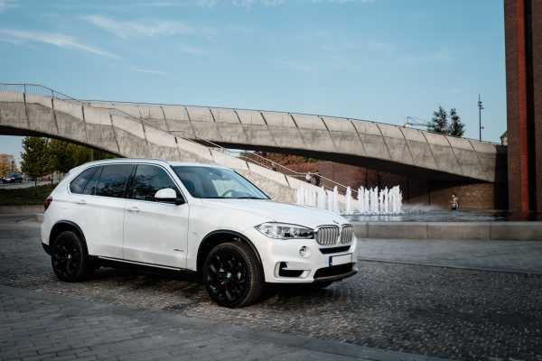 BMW X5 35D x-drive Pure Experience - jakość limuzyny ukryta w nadwoziu SUV-a do wypożyczenia
